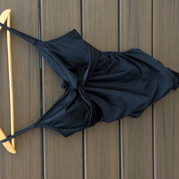 Elegant Black One-Piece Swimsuit - Picture 6 of 7